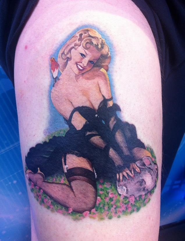 大腿明亮的彩绘性感女人与小鸟纹身图案