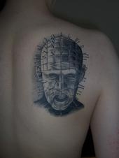 可怕的人头刺满针纹身图案