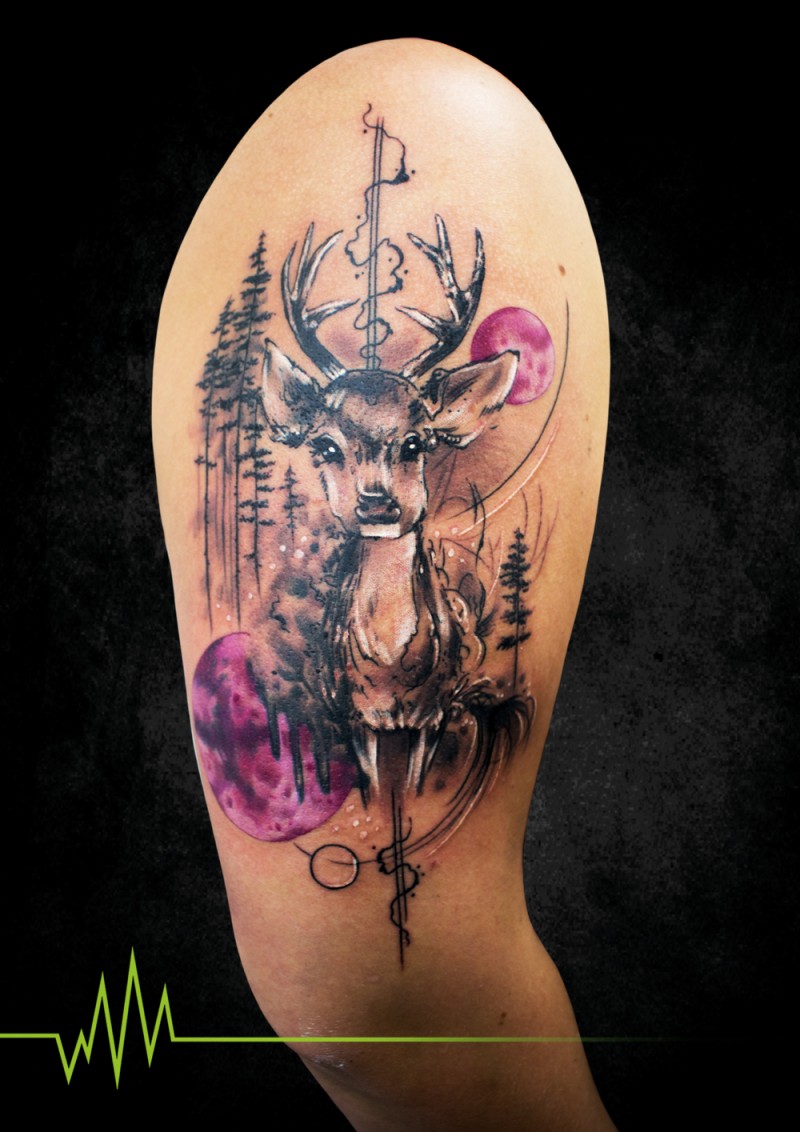 大臂美丽的彩绘小鹿森林与月亮纹身图案