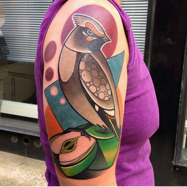 手臂原始风格彩绘小鸟与苹果纹身图案