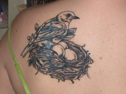 背部鸟与鸟巢纹身图案
