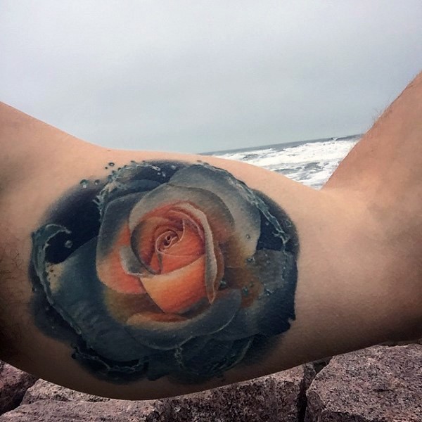 手臂魔幻的彩色写实玫瑰与水纹身图案