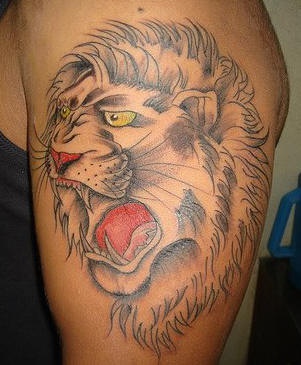 大臂咆哮的狮子头像纹身图案