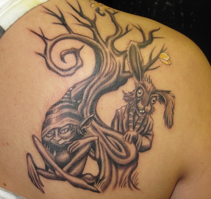 背部黑白兔子和侏儒大树纹身图案