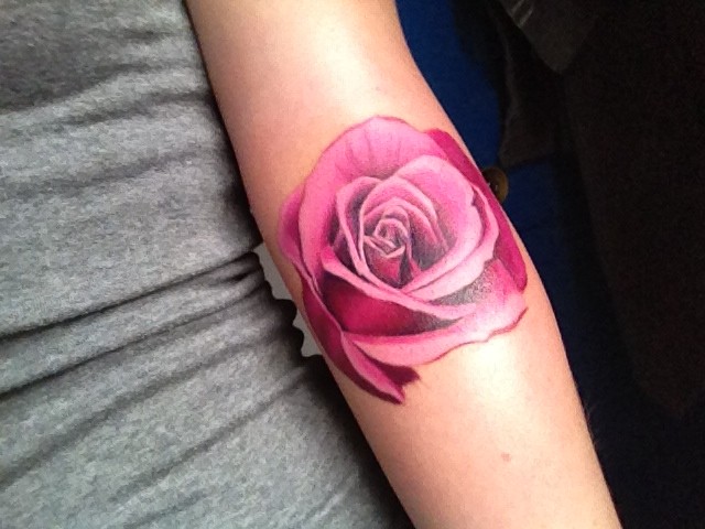 非常华丽的粉红色玫瑰手臂纹身图案