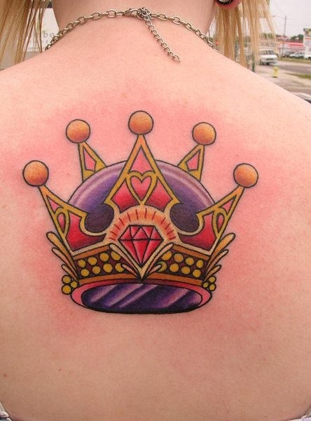 女子背上彩色皇冠钻石纹身图案