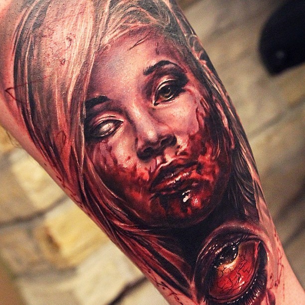 手臂彩色的血腥女僵尸和眼球纹身图案
