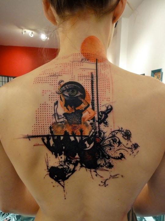 背部彩色的各种人类形数字纹身图案