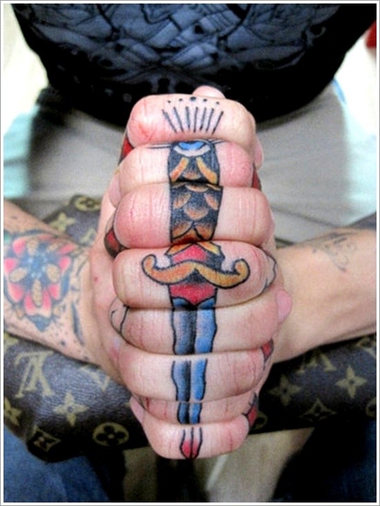 手指组合的彩色匕首纹身图案