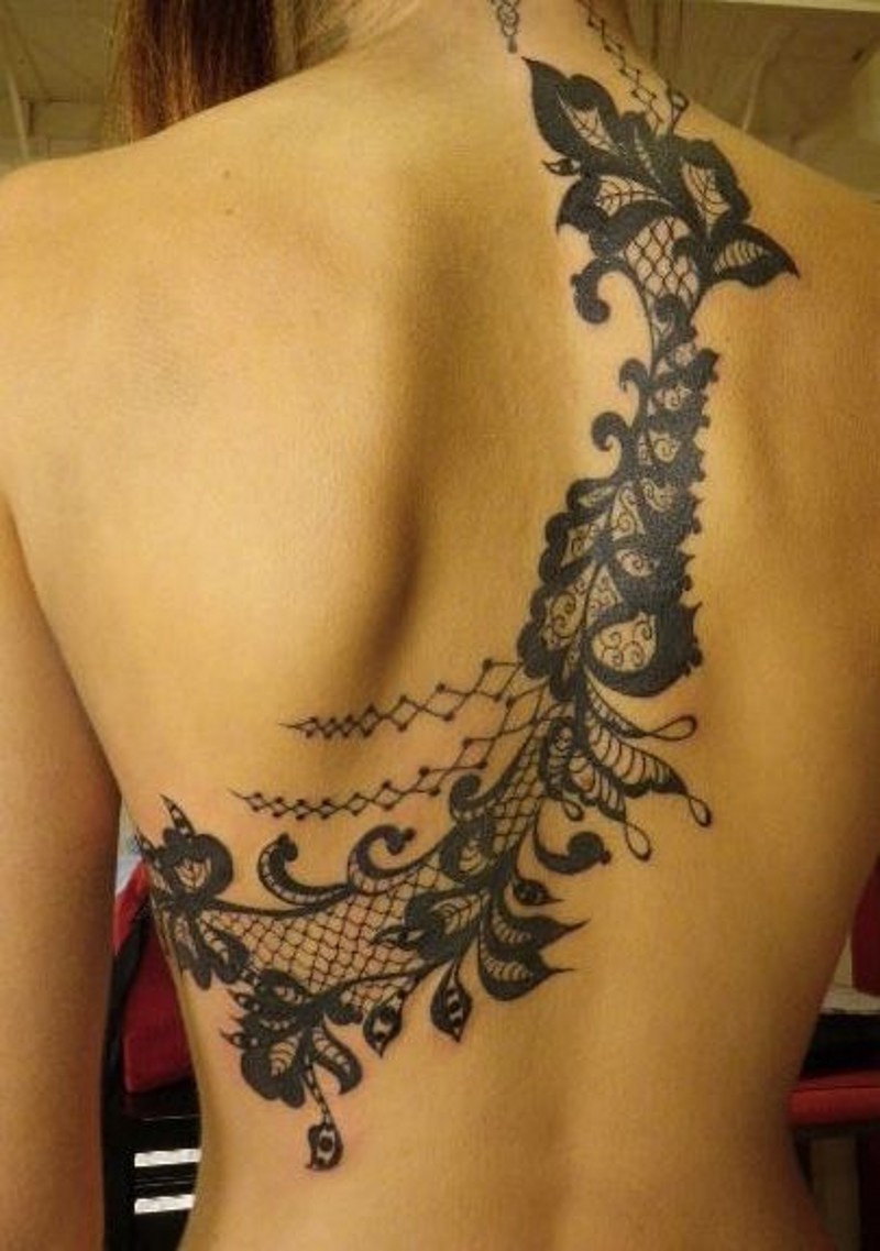 背部美丽的花边黑色蕾丝纹身图案