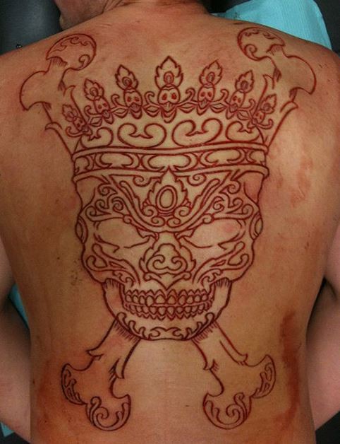 背部割肉骷髅皇冠骨头纹身图案