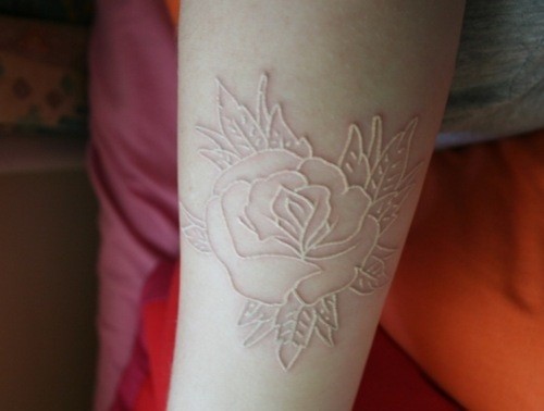 手臂漂亮的玫瑰隐形纹身图案