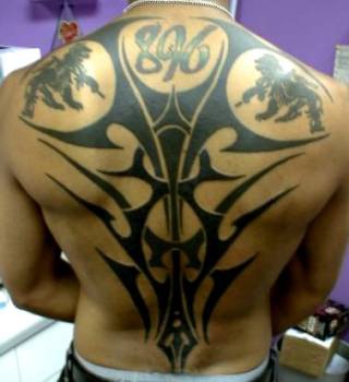 背部黑色部落符号与动物纹身图案