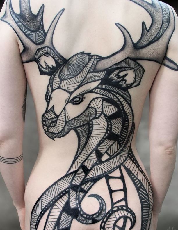 背部精美的黑色线条点刺鹿与饰品纹身图案