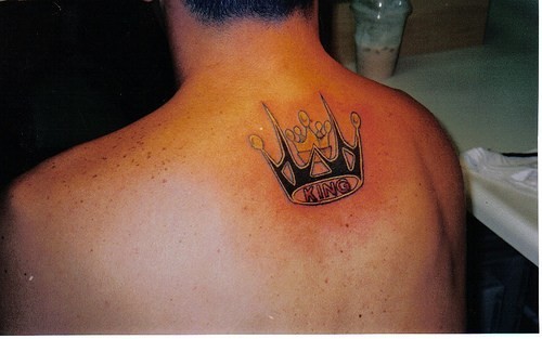男性背部很酷的王冠纹身图案
