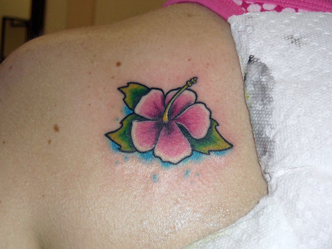 背部可爱的小玫瑰夏威夷花纹身图案