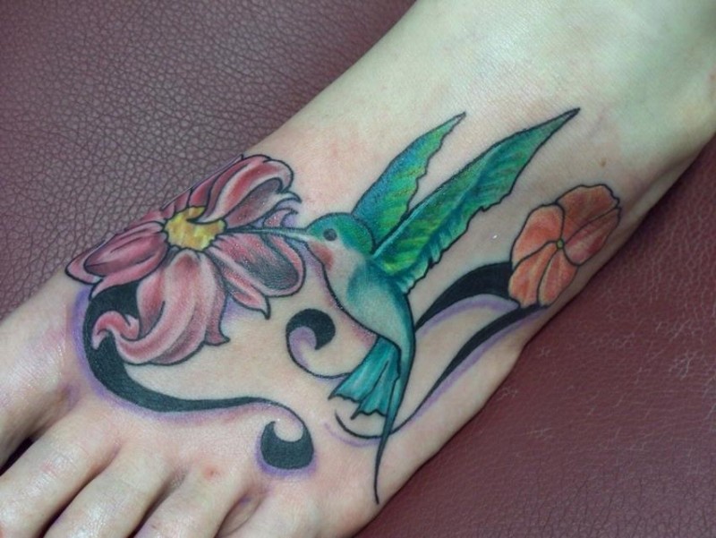 女孩脚背彩色的蜂鸟与花朵纹身图案