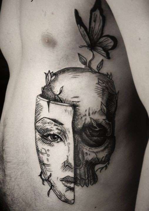 侧肋黑灰色骷髅与面具纹身图案