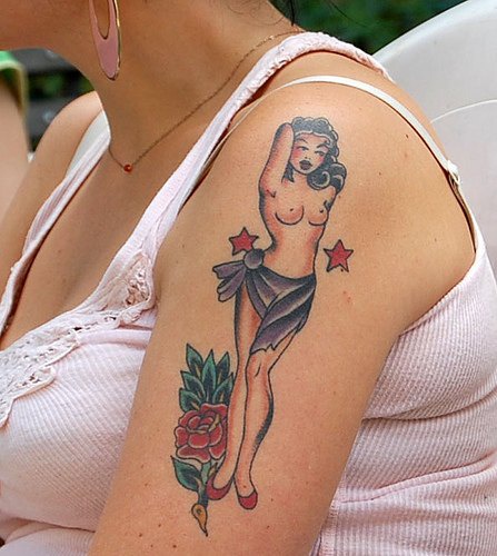 大臂裸体女性和花朵纹身图案