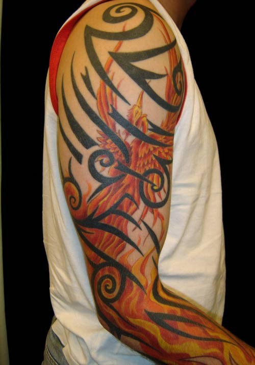 花臂红色凤凰和黑色部落图腾纹身图案