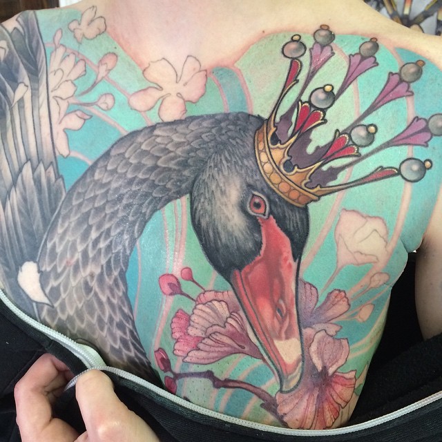 背部漂亮的五彩天鹅皇冠与花朵纹身图案