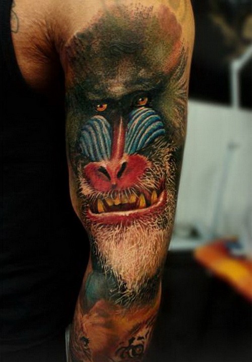 男性手臂写实的狒狒头彩色纹身图案