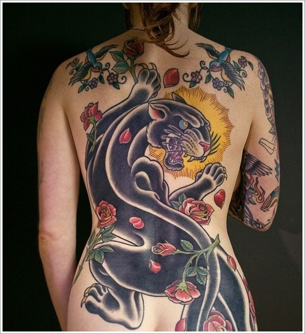 背部伟大的黑豹和玫瑰花纹身图案