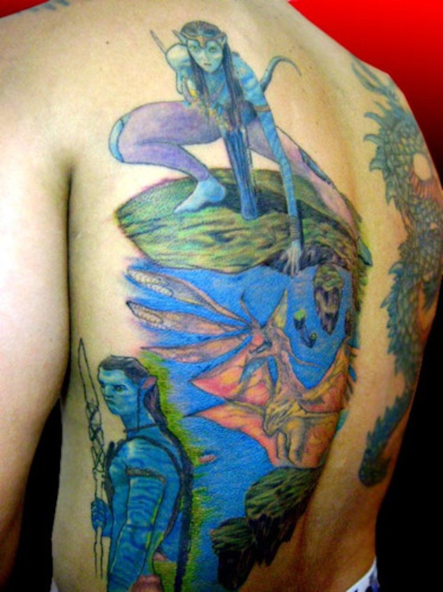 背部彩色个性的阿凡达场景纹身图案