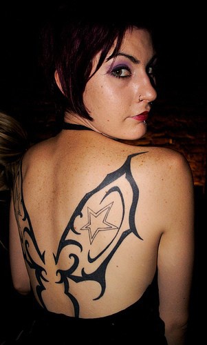 女生背部部落蝴蝶翅膀纹身图案