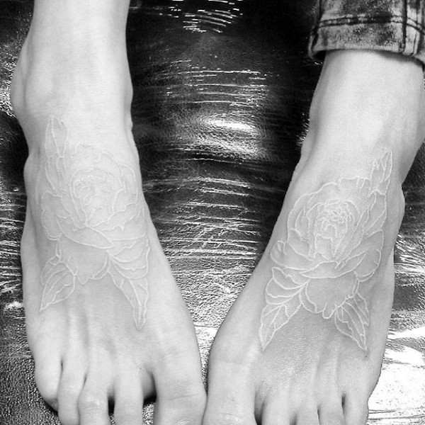 脚背漂亮的白色隐形花朵纹身图案