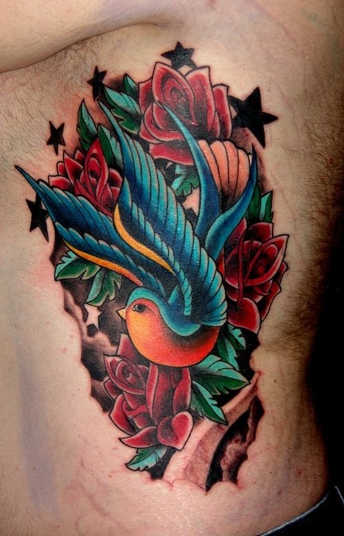 侧肋漂亮的燕子玫瑰纹身图案
