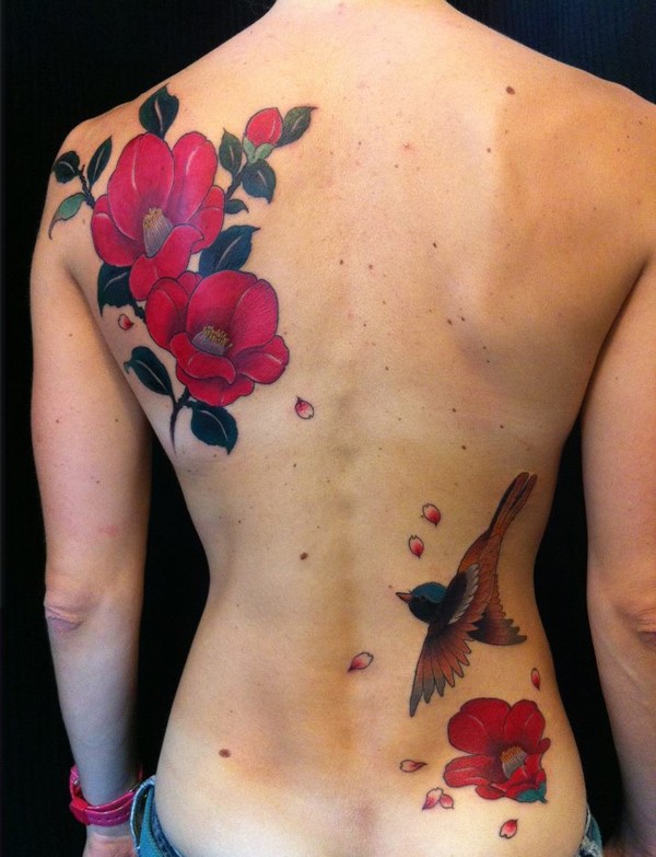 背部红色的花朵和小鸟纹身图案