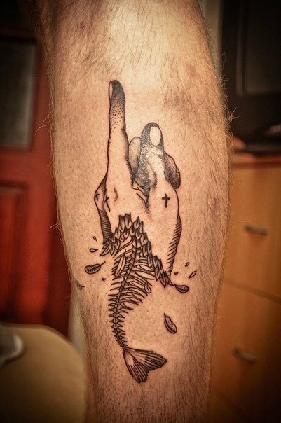 小腿超现实主义风格黑色手腿和鱼骨架纹身图案