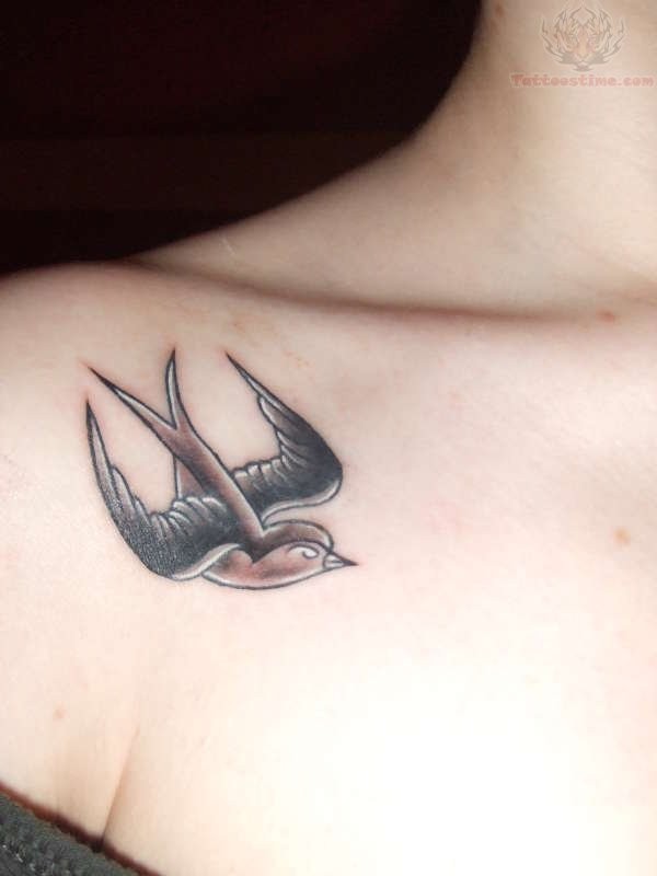 小燕子黑灰锁骨纹身图案