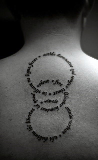 背部圆形的字母组合纹身图案