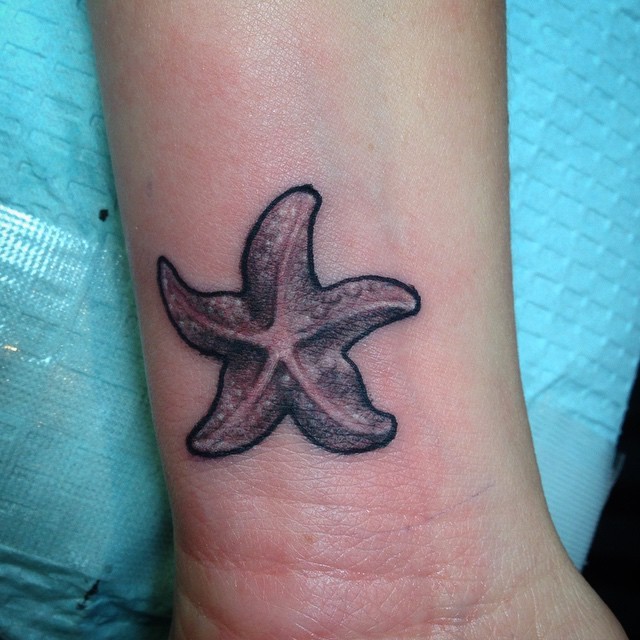 手腕黑白写实的海星纹身图案