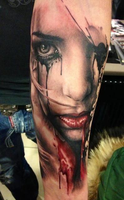 手臂血腥的五彩哭泣女人肖像纹身图案