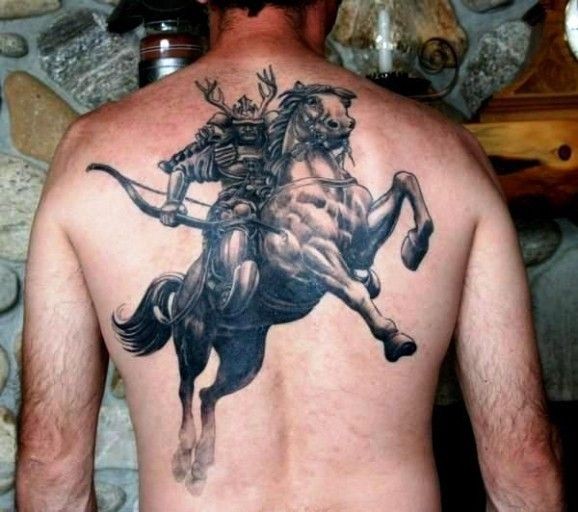 背部美妙的武士和战马纹身图案