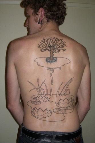 背部生命树与池塘莲花纹身图案
