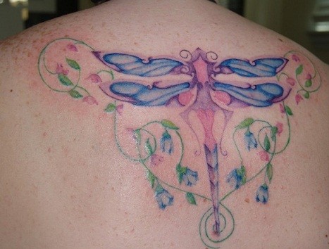 背部蓝色的蜻蜓藤蔓纹身图案