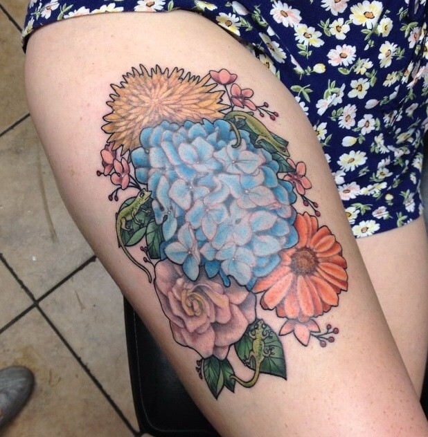 大腿上五彩缤纷的花朵纹身图案