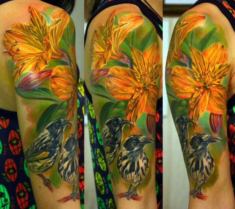大臂彩色写实风格美丽的花朵和鸟纹身图案