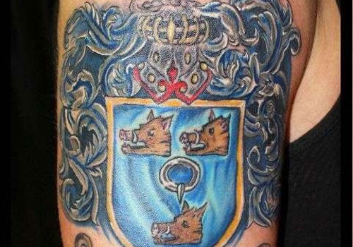 手臂上三头野猪家族徽章纹身图案