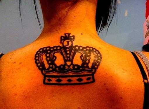 优雅女性背部皇冠纹身图案