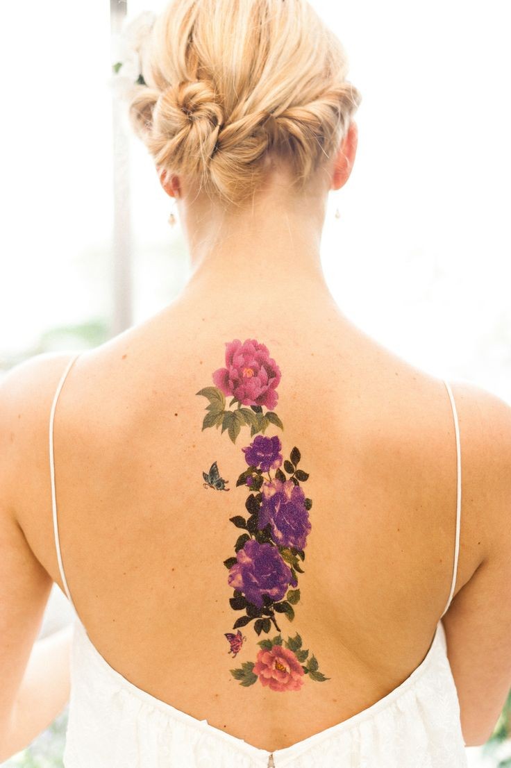 女生背部鲜艳的彩色优雅花朵纹身图案