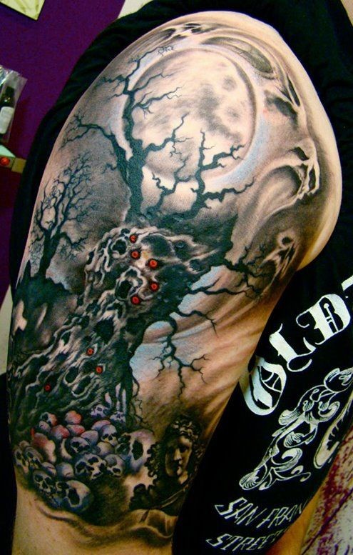 手臂上的可怕死神树和骷髅纹身图案