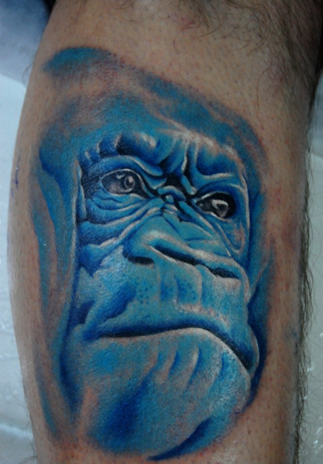 大臂蓝色的黑猩猩头像纹身图案