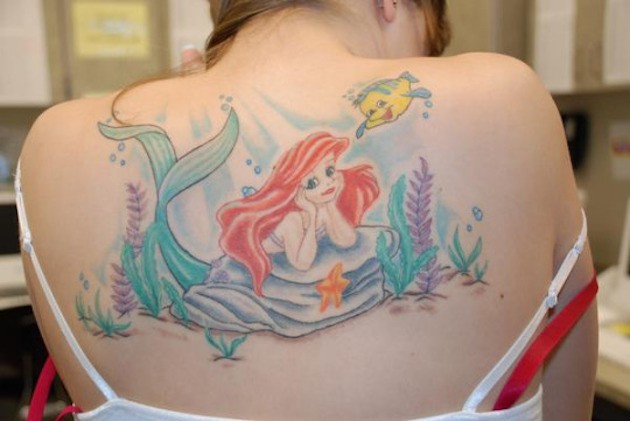 背部神奇的动画场景艾莉尔和比目鱼纹身图案