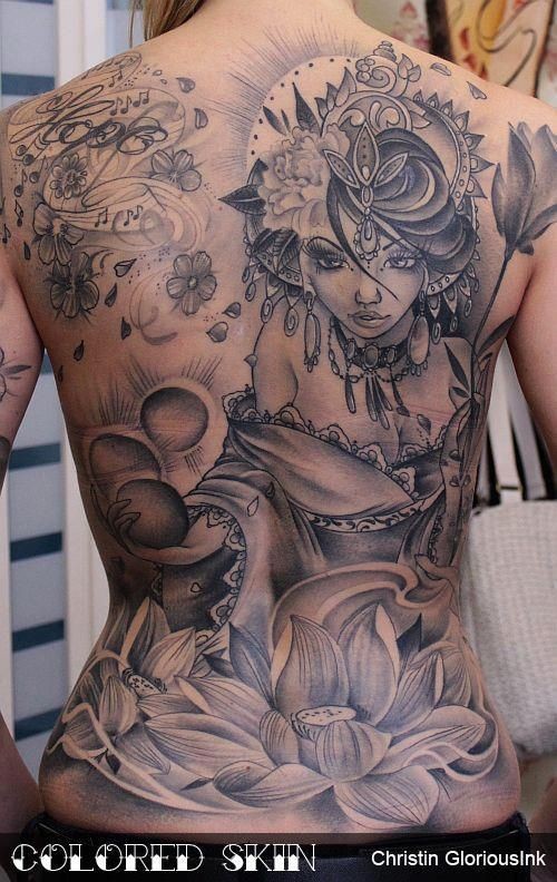 背部惊人的诱惑女人与花朵纹身图案