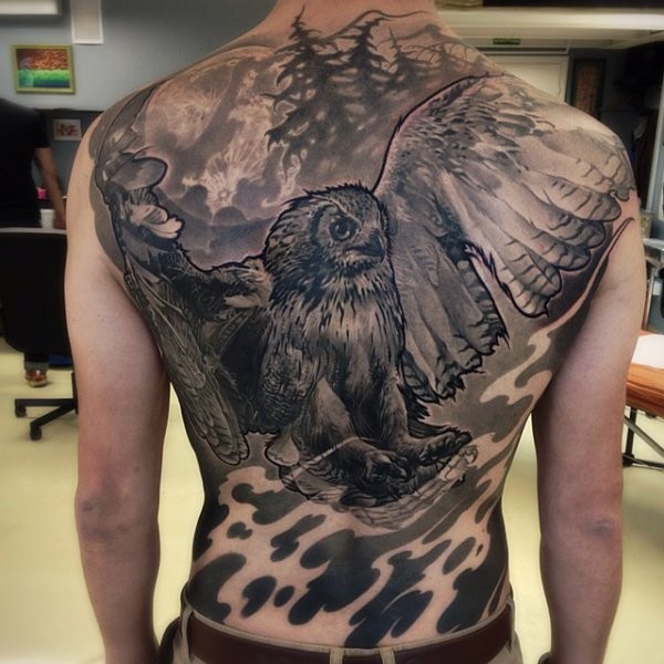 背部巨大的猫头鹰在黑暗森林纹身图案